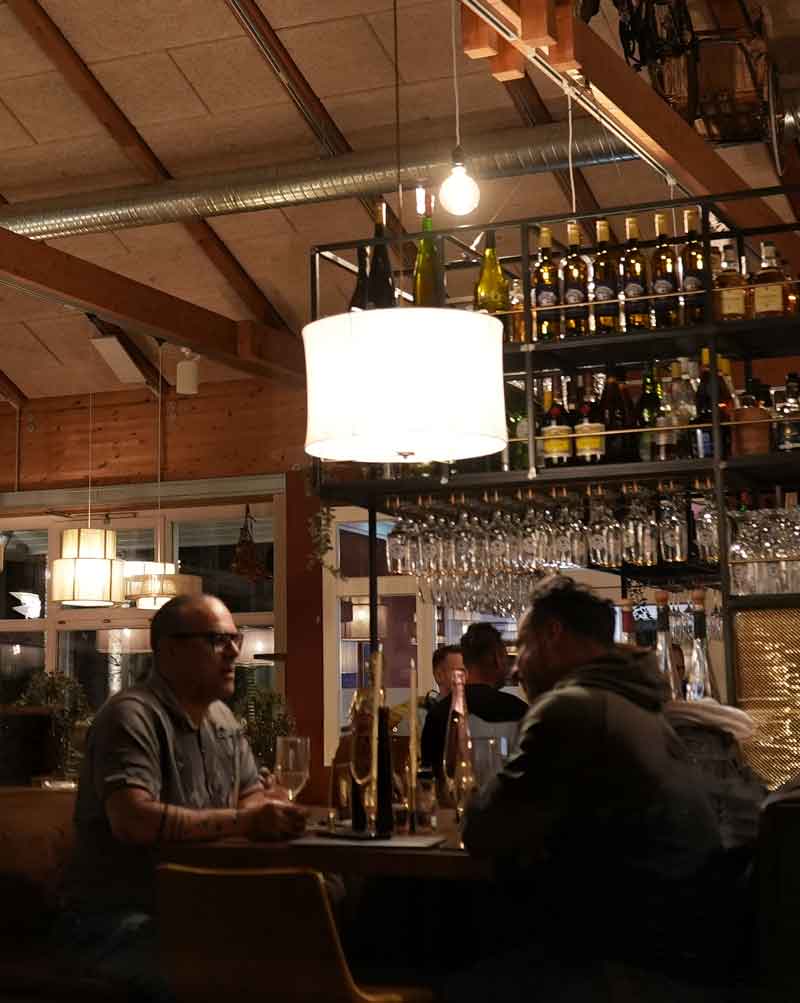 Gäste, die im Restaurantbereich der Bar Piet im Fischmarkt speisen