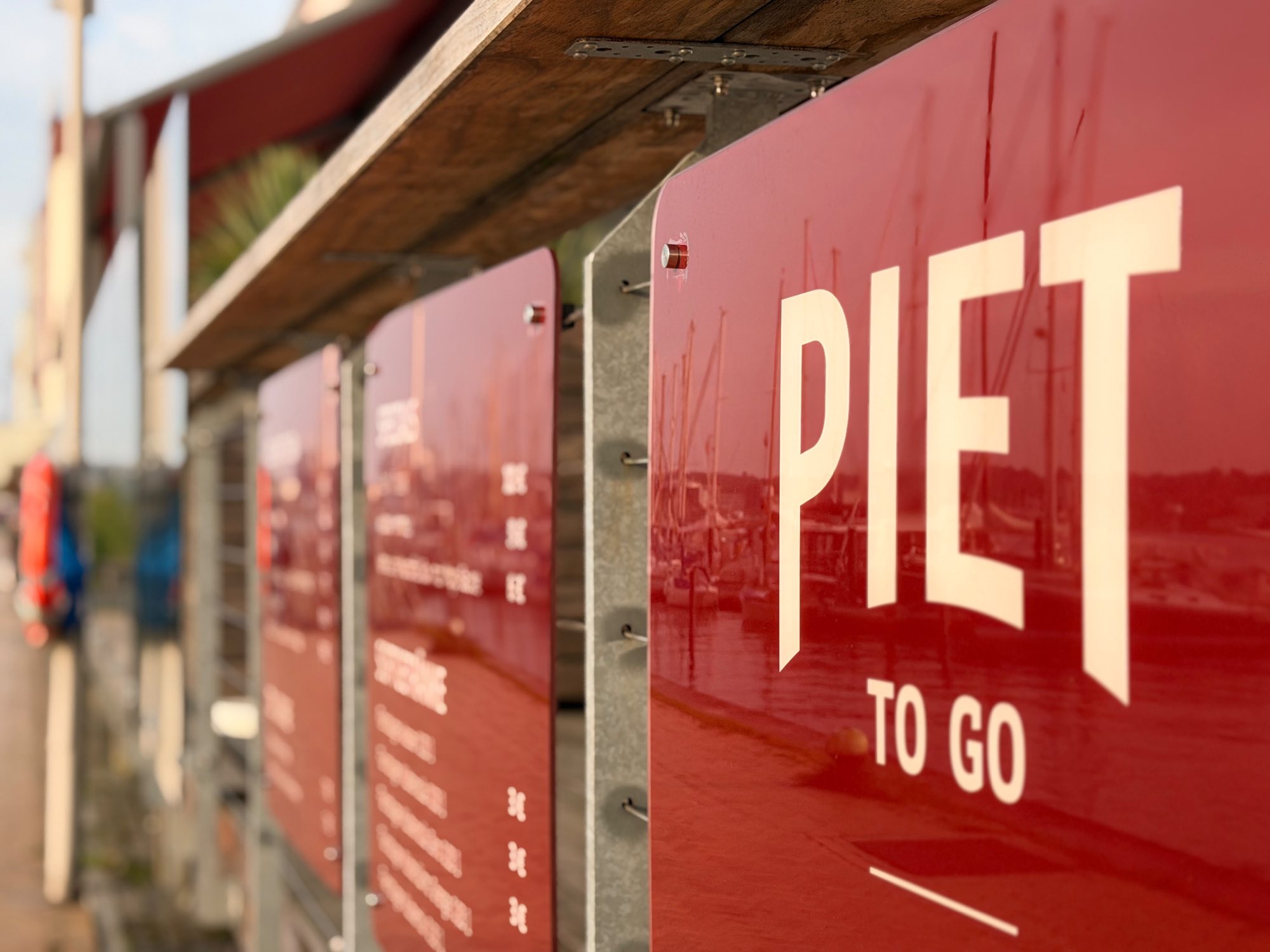 Piet To Go Schild mit Speisetafeln am Flensburger Hafen